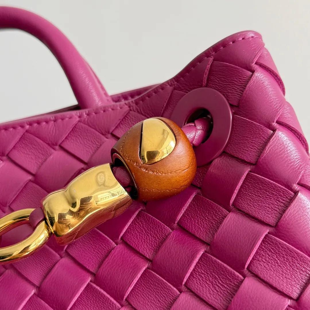 The new Andiamo batch of 3060 BV is shipped‼ ️The classic intercciato weaving process is used to create a soft bag, the metal knot is made of micro-cast aluminum using jewelry technology🪢, and the decorative beads are made of metal and hand-polished oak, allowing you to jump repeatedly between elegance and fun💃, making it unpredictable. Classic and versatile, it shows off your temperament, and the bag has a large capacity, making it very convenient for daily commuting! It has a variety of carrying methods, the shoulder straps can be adjusted by yourself, the original lambskin feels soft and delicate, and the unisex style breaks gender boundaries and brings a more practical and long-lasting use experience. The Andiamo, which has both elegant and casual styles, perfectly interprets the "fashionable old money style". Style No.: 743568+Wood Hardware Color: Berry Red Size: 25*22*10.5cm